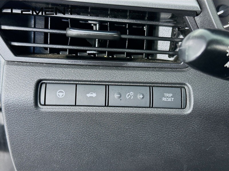 Nissan Altima Vehicle Full-screen Gallery Image 12