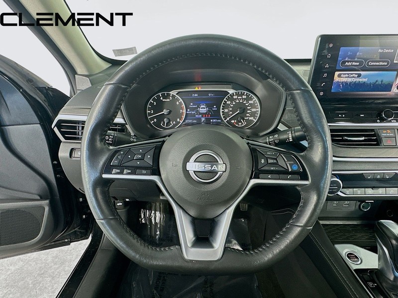 Nissan Altima Vehicle Full-screen Gallery Image 13