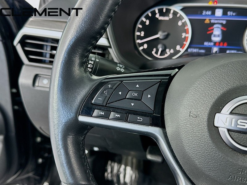 Nissan Altima Vehicle Full-screen Gallery Image 14