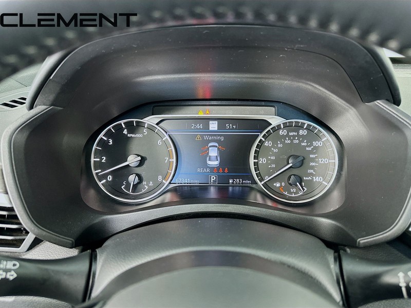 Nissan Altima Vehicle Full-screen Gallery Image 17