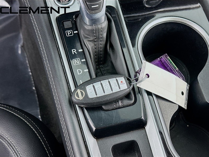 Nissan Altima Vehicle Full-screen Gallery Image 23