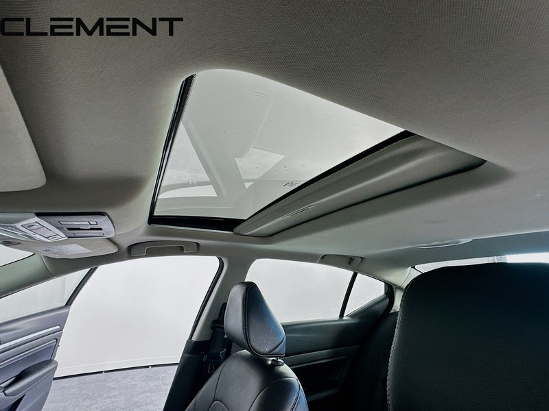 Nissan Altima Vehicle Full-screen Gallery Image 24