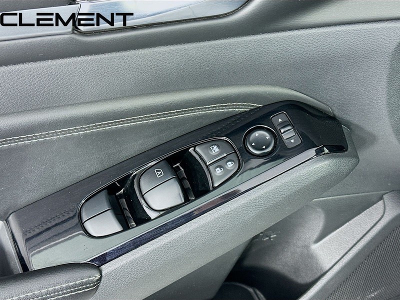 Nissan Altima Vehicle Full-screen Gallery Image 27