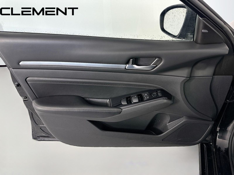 Nissan Altima Vehicle Full-screen Gallery Image 28