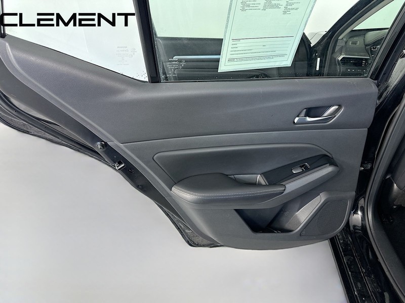 Nissan Altima Vehicle Full-screen Gallery Image 32