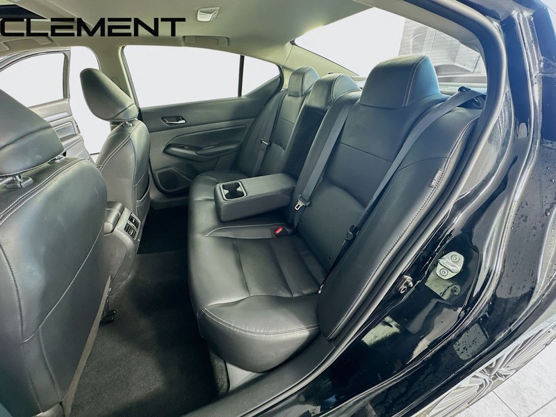 Nissan Altima Vehicle Full-screen Gallery Image 33