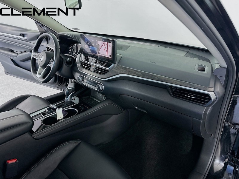 Nissan Altima Vehicle Full-screen Gallery Image 35