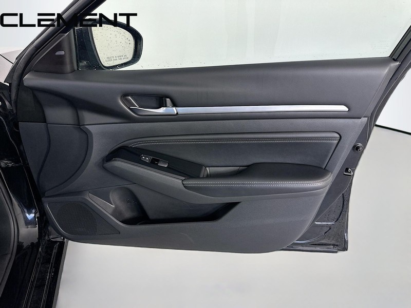 Nissan Altima Vehicle Full-screen Gallery Image 36