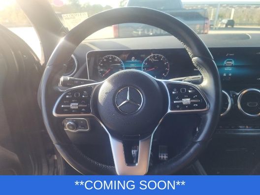 Mercedes-Benz GLA Vehicle Full-screen Gallery Image 3