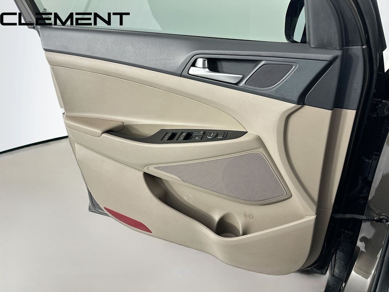 Hyundai Tucson Vehicle Full-screen Gallery Image 26