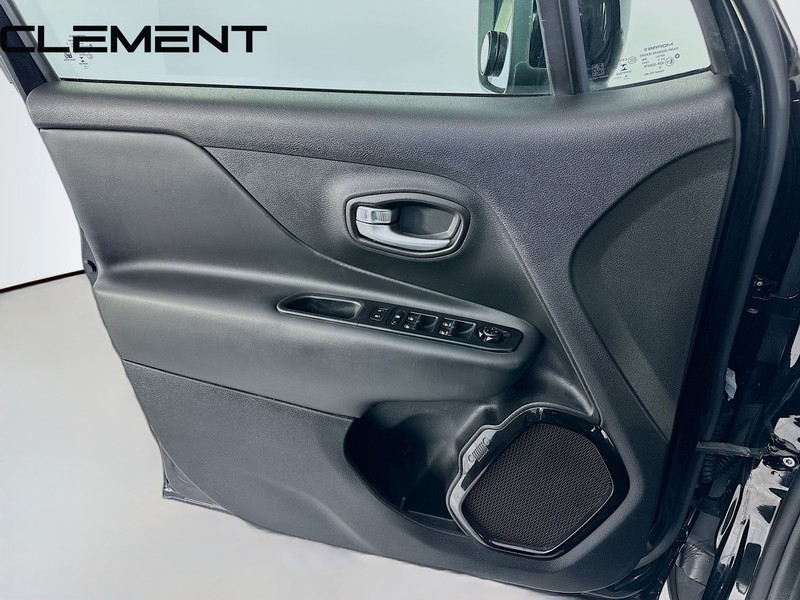 Jeep Renegade Vehicle Full-screen Gallery Image 24