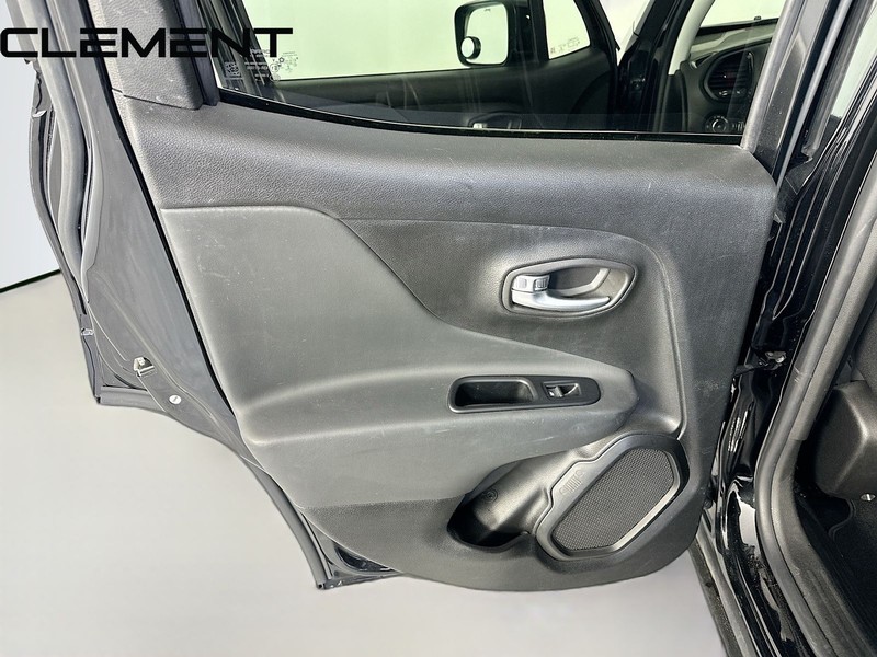 Jeep Renegade Vehicle Full-screen Gallery Image 28