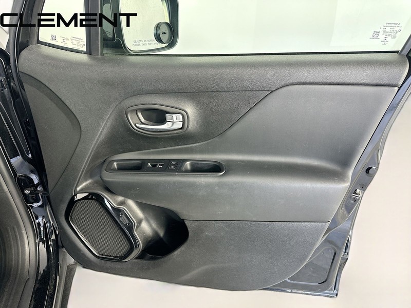 Jeep Renegade Vehicle Full-screen Gallery Image 33