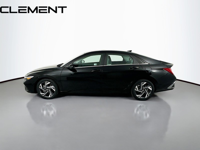 Hyundai Elantra Vehicle Full-screen Gallery Image 4