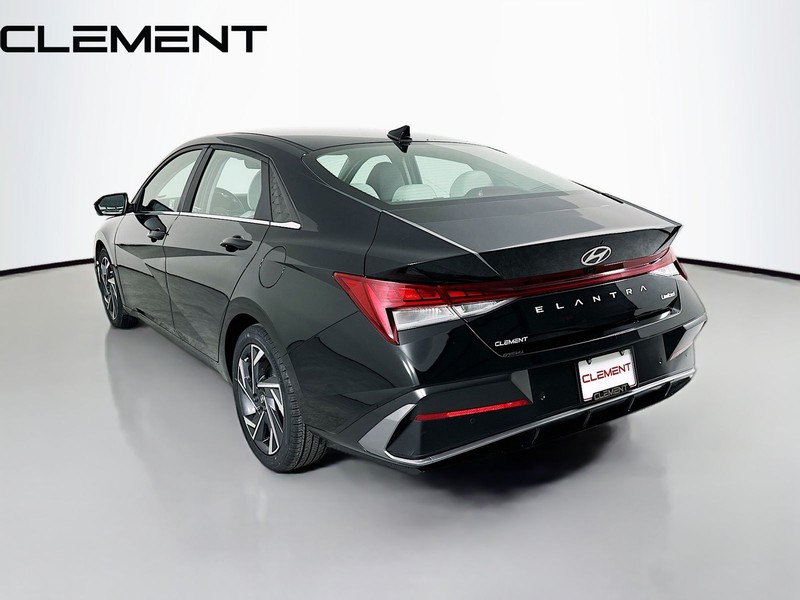 Hyundai Elantra Vehicle Full-screen Gallery Image 8