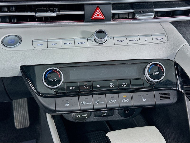 Hyundai Elantra Vehicle Full-screen Gallery Image 21