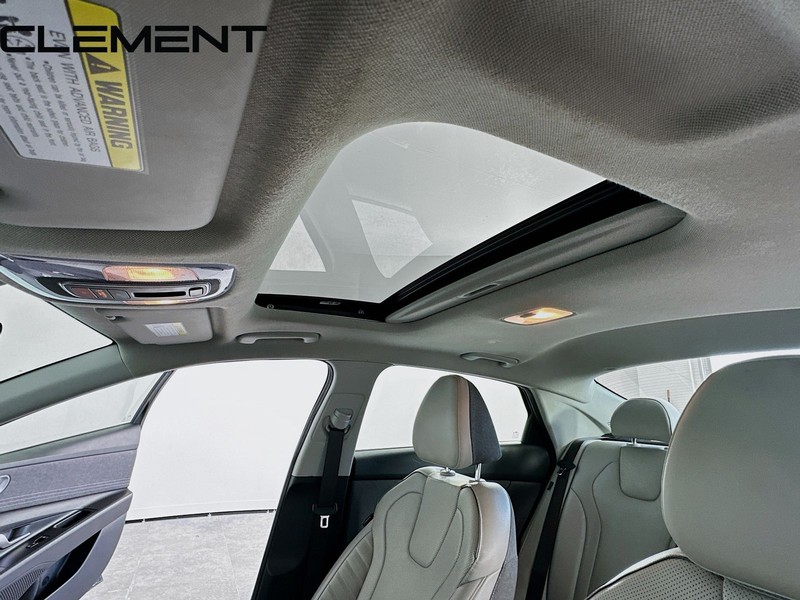 Hyundai Elantra Vehicle Full-screen Gallery Image 24