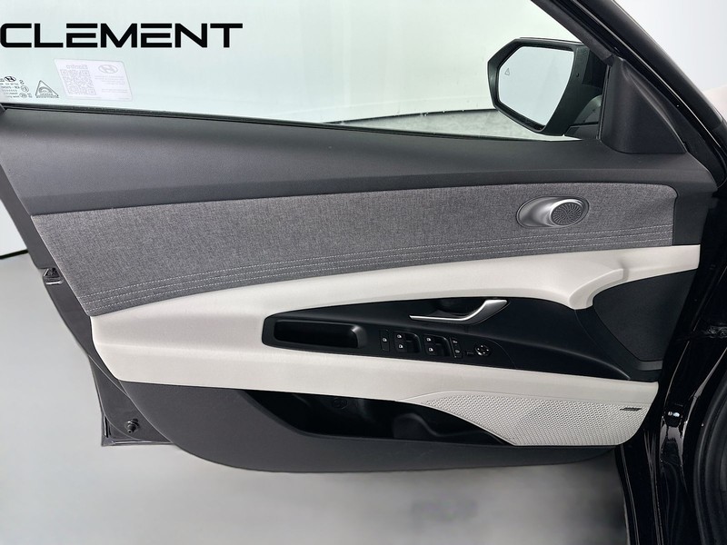 Hyundai Elantra Vehicle Full-screen Gallery Image 28