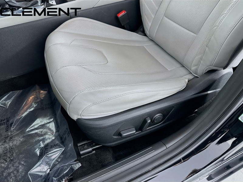 Hyundai Elantra Vehicle Full-screen Gallery Image 29