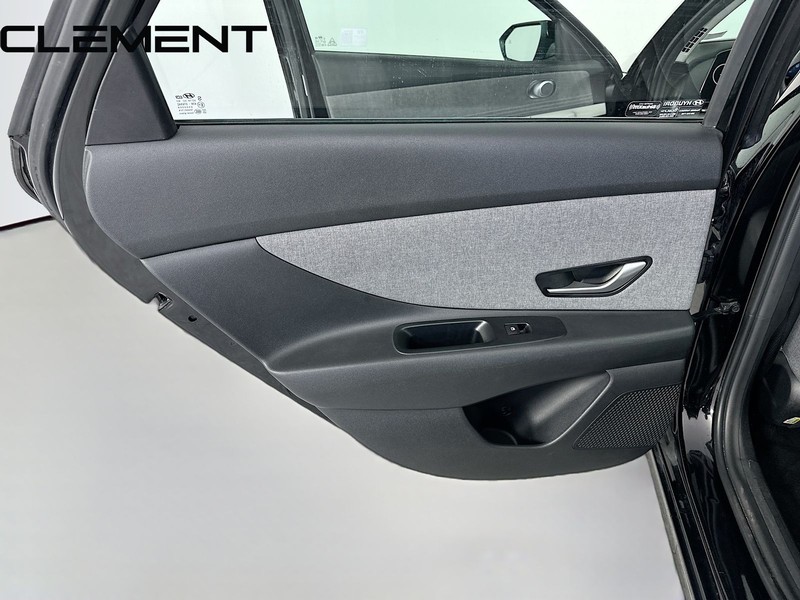 Hyundai Elantra Vehicle Full-screen Gallery Image 32