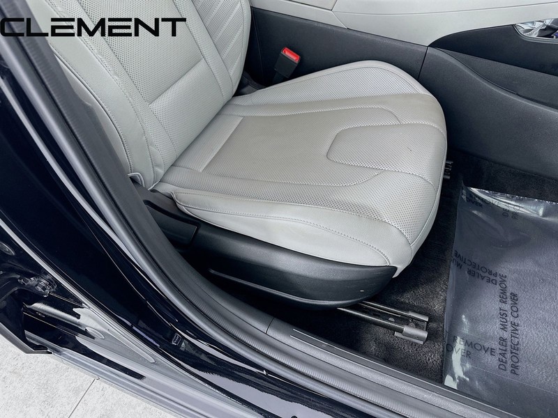 Hyundai Elantra Vehicle Full-screen Gallery Image 34