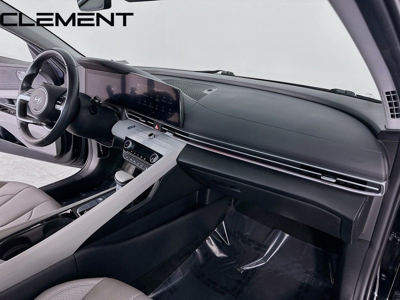 Hyundai Elantra Vehicle Full-screen Gallery Image 35