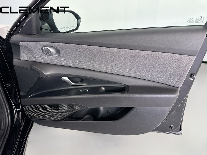 Hyundai Elantra Vehicle Full-screen Gallery Image 36