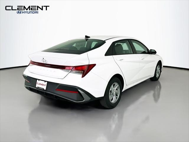 Hyundai Elantra Vehicle Full-screen Gallery Image 6