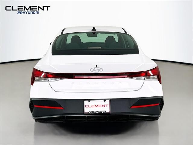 Hyundai Elantra Vehicle Full-screen Gallery Image 7