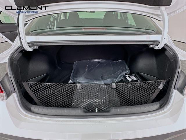 Hyundai Elantra Vehicle Full-screen Gallery Image 9