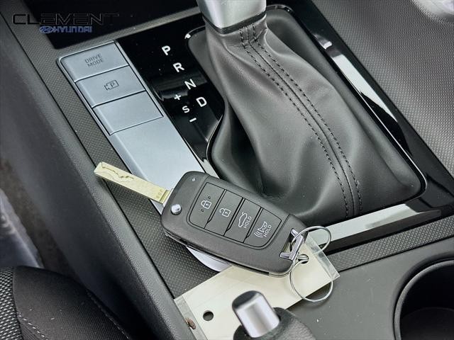 Hyundai Elantra Vehicle Full-screen Gallery Image 20