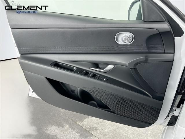 Hyundai Elantra Vehicle Full-screen Gallery Image 22