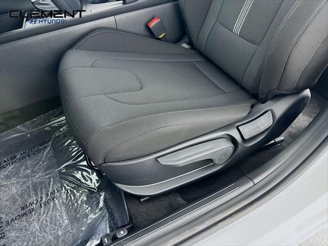 Hyundai Elantra Vehicle Full-screen Gallery Image 23