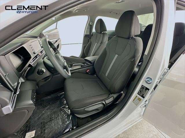 Hyundai Elantra Vehicle Full-screen Gallery Image 24