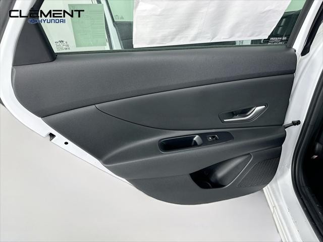 Hyundai Elantra Vehicle Full-screen Gallery Image 25