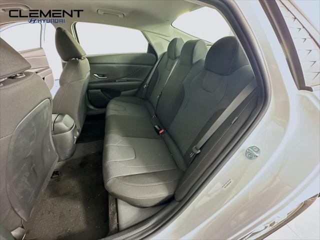 Hyundai Elantra Vehicle Full-screen Gallery Image 26