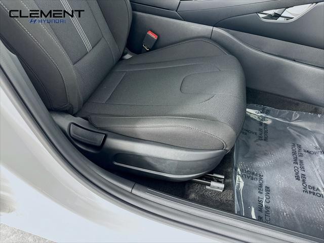 Hyundai Elantra Vehicle Full-screen Gallery Image 27