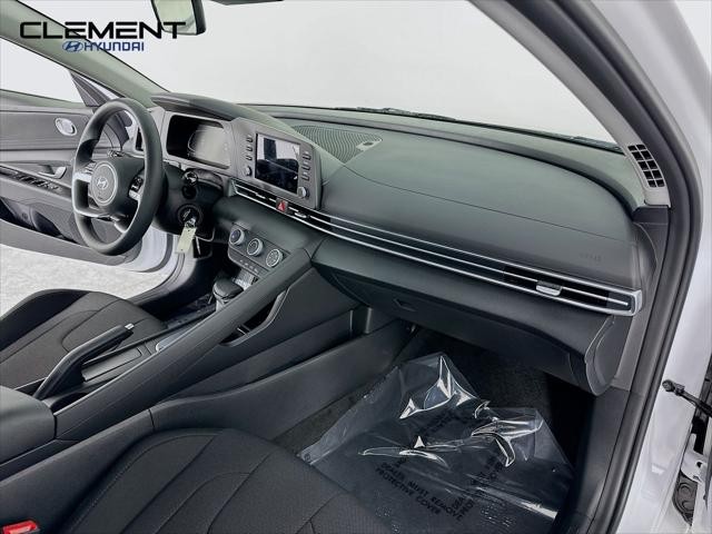 Hyundai Elantra Vehicle Full-screen Gallery Image 28