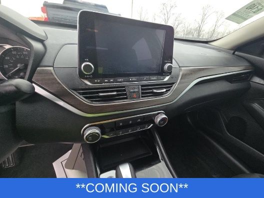 Nissan Altima Vehicle Full-screen Gallery Image 3