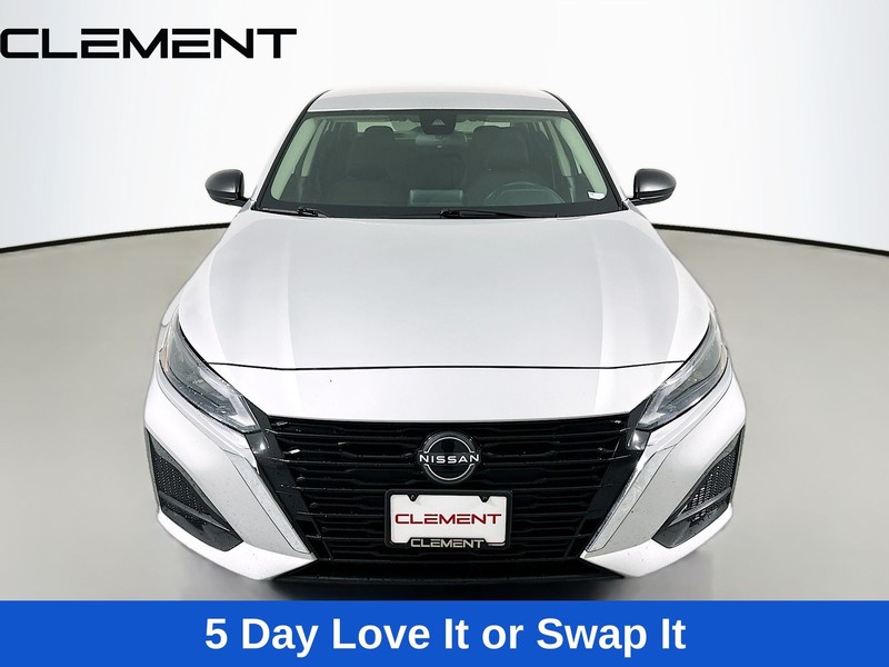 Nissan Altima Vehicle Full-screen Gallery Image 2