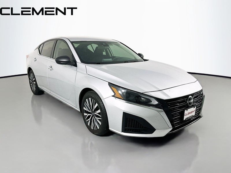 Nissan Altima Vehicle Full-screen Gallery Image 3