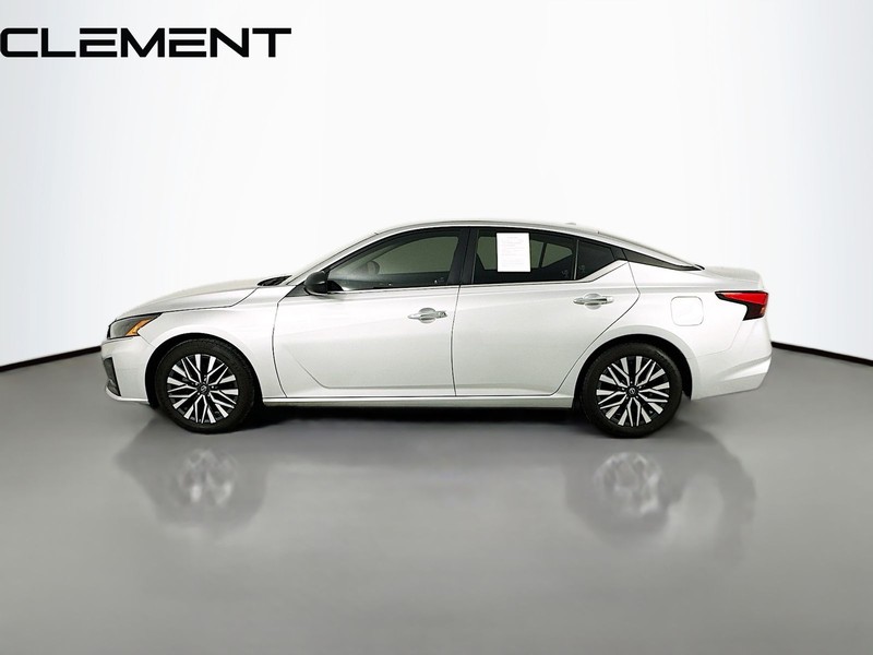 Nissan Altima Vehicle Full-screen Gallery Image 4