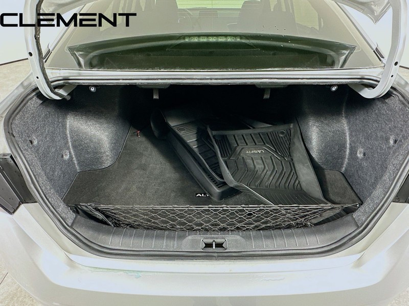 Nissan Altima Vehicle Full-screen Gallery Image 9