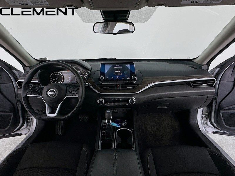 Nissan Altima Vehicle Full-screen Gallery Image 11