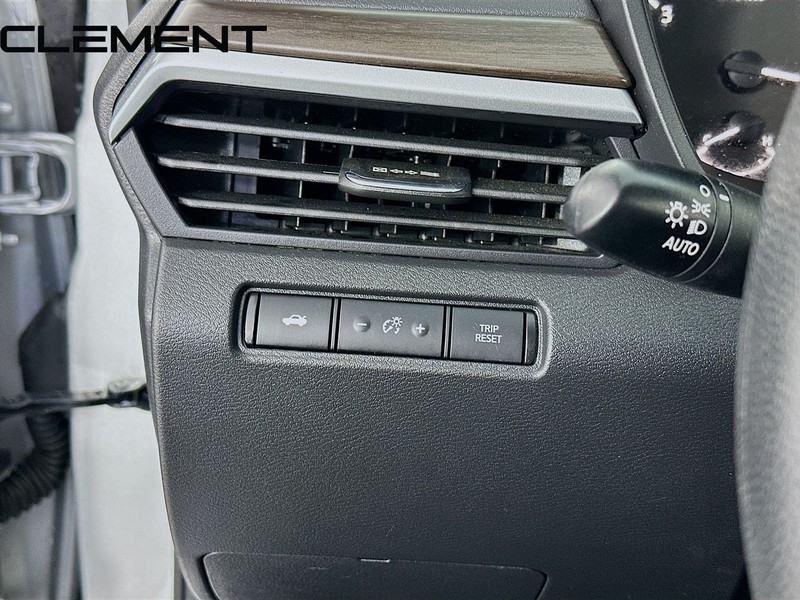 Nissan Altima Vehicle Full-screen Gallery Image 12