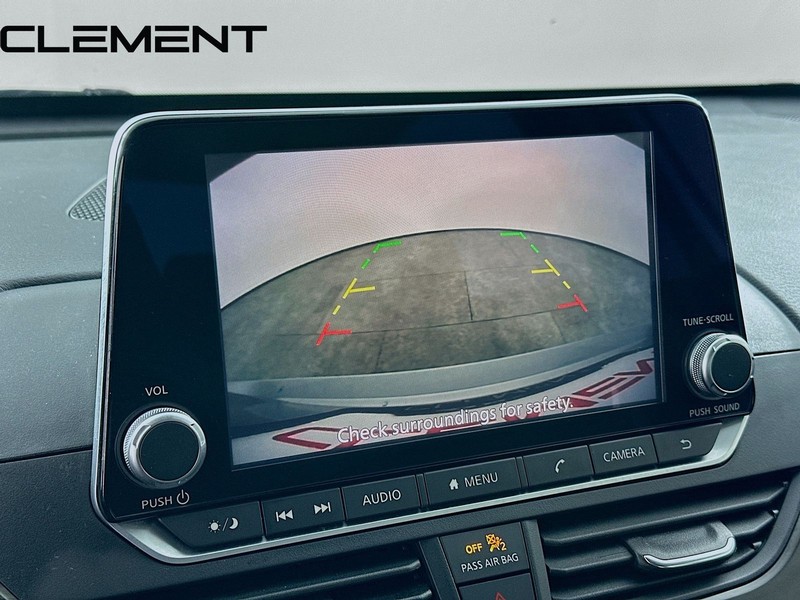 Nissan Altima Vehicle Full-screen Gallery Image 19