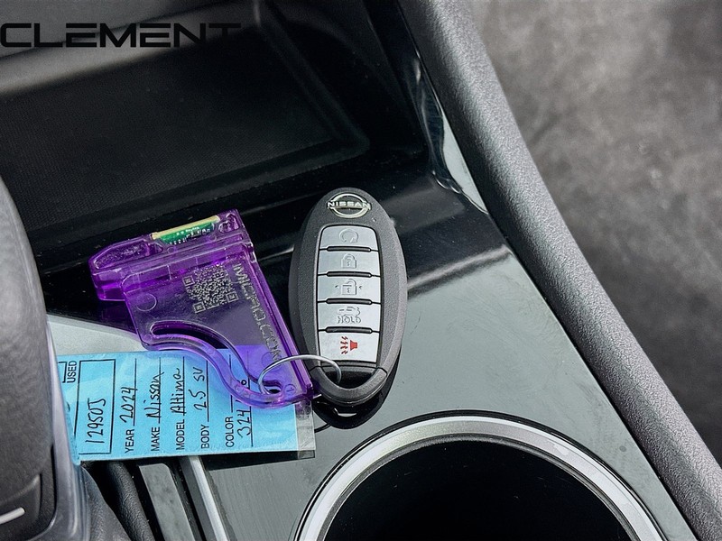 Nissan Altima Vehicle Full-screen Gallery Image 22