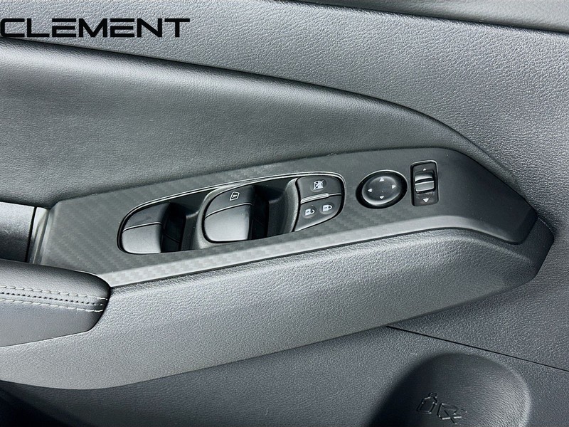 Nissan Altima Vehicle Full-screen Gallery Image 23