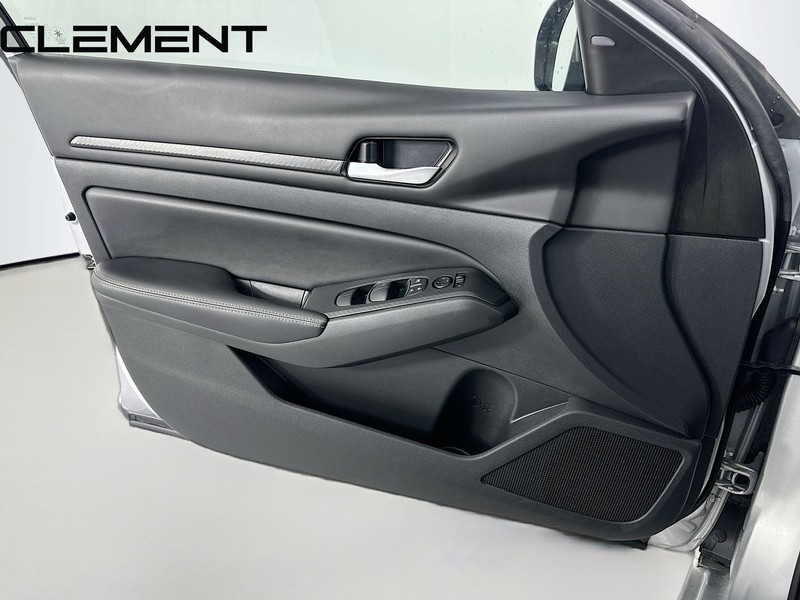 Nissan Altima Vehicle Full-screen Gallery Image 24