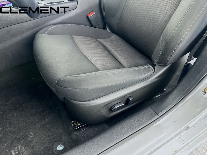 Nissan Altima Vehicle Full-screen Gallery Image 26